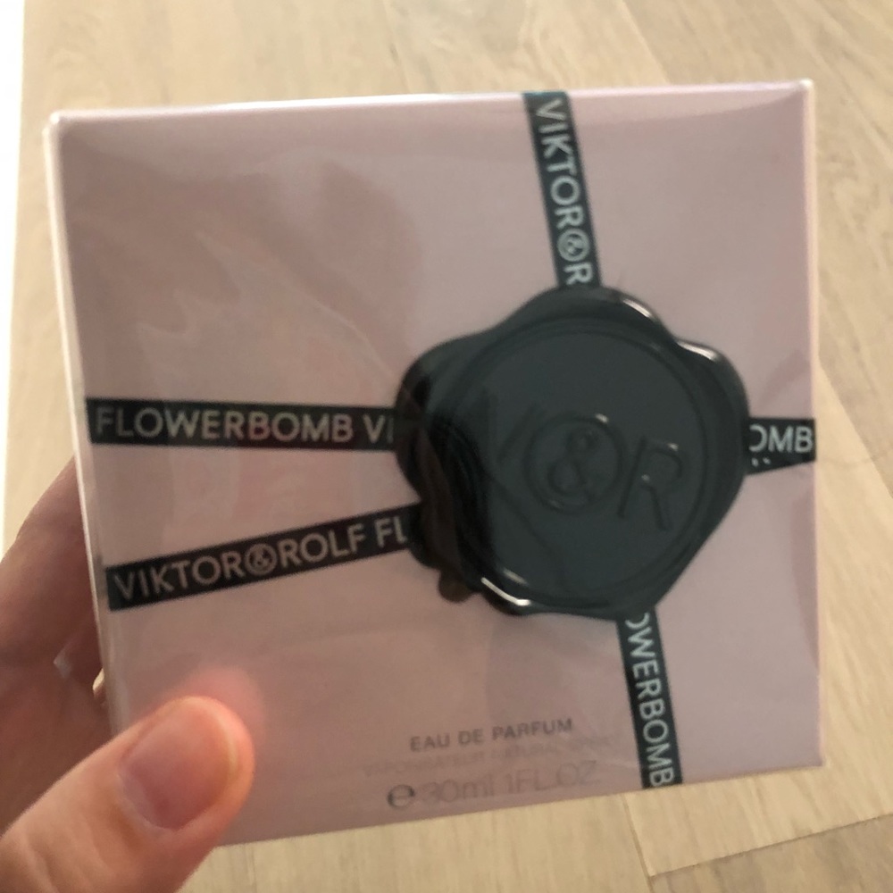 flowerbomb 1oz new and sealed